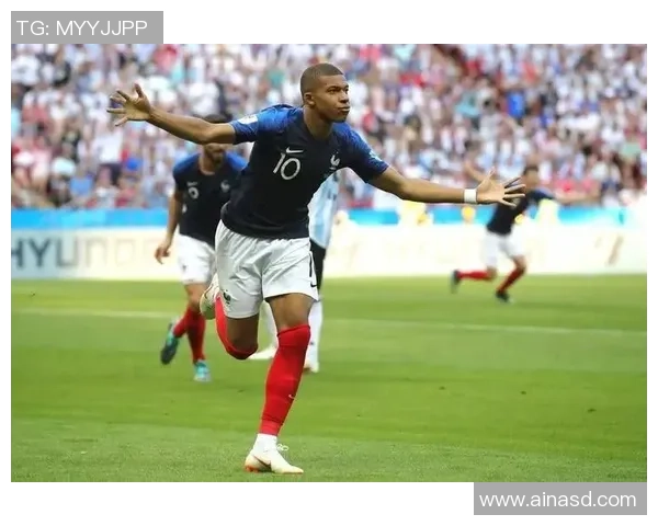 足球明星姆巴佩海报展现无与伦比的球技与魅力引领年轻一代的足球梦想 足球明星姆巴佩海报展现无与伦比的球技与魅力引领年轻一代的足球梦想