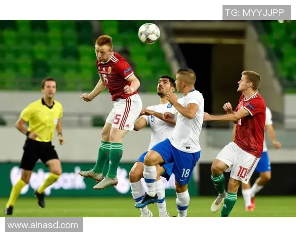 足球明星比赛中被塞纸条瞬间曝光引发热议与讨论 足球明星比赛中被塞纸条瞬间曝光引发热议与讨论